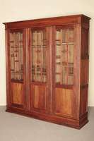 Bücherschrank, deutsch, um 1910, Eiche massiv, 3-türig, Fußteil doppelt getreppt, gerader Korpus, seitlich verstrebt, Türfüllungen gerahmt, ...