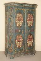 sogenannter Weißzeugschrank, alpenländisch, um 1820/30, Weichholz, blaugrau-grundig, Malerei aus der Zeit, nicht aufgefrischt, Anspielung auf ...