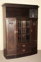 Musikschrank, deutsch/Umkreis Darmstadt, um 1902/04, Eiche massiv, Eichefurnier, Oberteil für Bücher und Noten, Seitenschubladen für Noten bzw. ...