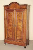 Gründerzeitschrank, deutsch, um 1880/90, Korpus Weichholz, Front auf Rahmen gearbeitet, Wurzelnußfurnier gespiegelt verlegt, Zierleisten 4-fach ...