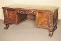 Schreibtisch im Renaissancestil, deutsch, um 1910/15, Korpus Eiche massiv, von bester Qualität, Verkleidung zum größten Teil Nußbaum massiv bzw. ...