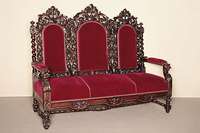 Sofa, Frankreich/Dijon, um 1870/80, Eiche massiv, im Renaissancestil mit Barockstilelementen, reiche Rocaillenverzierung in Durchbrucharbeit, Säulen ...