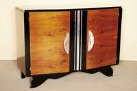 ArtDeco-Sideboard, Frankreich, um 1920, in ausdrucksstarkem kaukasischem Nußbaum und Weichholz, zum Teil schwarz abgesetzt, Korpus elegant mehrfach ...