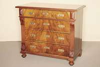 4-schübige Kommode, deutsch um 1860/70, Korpus Weichholz, Wurzelnußfurnier gespiegelt bzw. doppelt gespiegelt verlegt, Beschläge um 1906/07, ...
