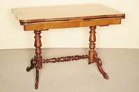 Salontisch, deutsch, um 1870/80, Korpus Buche massiv, auf Nußbaum gebeizt, reich gedrechselter Fuß, Ausläufer geschweift und liniert, schöne ...