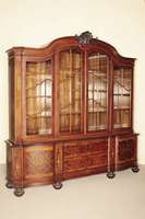Prunkvitrine bzw. Bücherschrank, deutsch, um 1910, Korpus Weichholz, Nußbaum- bzw. Wurzelnußfurnier, auf gedrechselten Kugelfüßen, gerillt, ...