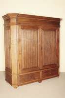 Dielenschrank, deutsch/wohl Niederrhein, um 1820, Eiche massiv, Unterteil mit zwei integrierten Schubladen, abgeschrägte Lisenen,Seiten und ...