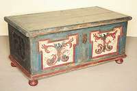 Truhe, deutsch, um 1800, Weichholz, mit Bauernmalerei, auf gedrückten Kugelfüßen, diese wohl sekundär, profilierte Fußleiste, Front mit zwei ...