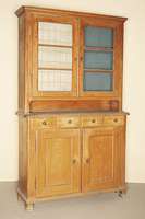 Pfälzer Küchenschrank, Gegend um Neustadt, um 1830, Zierbelkiefer massiv, ausgesuchtes Kernholz, gespiegelt verlegt, original Gläser,vier ...