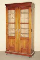 Wäsche- bzw. Vielzweckschrank, deutsch/München, um 1900/05, Anspielung auf Riemerschmid, ausgesuchtes Zierbelkieferholz, original Verglasung, ...