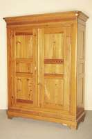 Biedermeierschrank, Pfalz, um 1830/40, Zierbelkiefer, 12 Kassetten, diese gespiegelt verlegt, sehr lebendiges Bild, in den 70er Jahren aufwendig ...