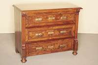 Kommode, deutsch, um 1880, Gründerzeit, Korpus Weichholz, Wurzelnußfurnier, auf Kugelfüßen, Lisenen auslaufend in Voluten, Schubladenfront mit ...
