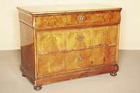Kommode, deutsch/Baden, um 1840/45, Korpus Weichholz, Nußbaum furniert, z.T. Wurzelholz, auf gedrückten Kugelfüßen, breite Fußleiste, Ecken ...