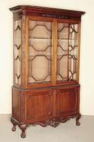 Vitrine, deutsch, um 1900, nach englischem Chippendale-Vorbild von 1780 gearbeitet, geschnitzte und gebogene Füße, in Tatzen auslaufend, Zarge ...