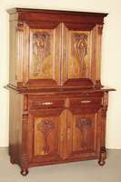Aufsatzbuffet, deutsch, um 1900, Jugendstil, Korpus Weichholz, Nußbaum furniert, Lisenen gerillt, auslaufend in Voluten, Türfüllungen geschnitzt ...