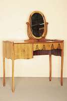 Damenfrisiertisch, im ArtDeco-Stil von 1920, Weichholz/Tischlerplatte, z.T. Wurzelfurnier, wohl Designermöbel, auf eckigen Hochbeinen, leicht ...