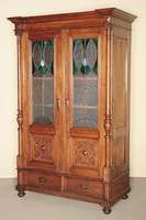 Gründerzeit-Bücherschrank, deutsch, um 1880, Eiche massiv, gerader Korpus auf Kugelfüßen, Zarge mit zwei integrierten Schubladen, Lisenen mit ...