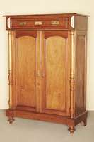 Vertiko, deutsch, um 1870/80, Korpus z.T. Weichholz/Eiche, Nußbaum furniert, auf Kugelfüßen, breite Fußleiste, Lisenen mit Halb- bzw. ...