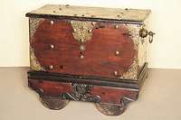 Truhe, Asien/Java, um 1860, Teakholz massiv, auf rollbarem Untergestell, Truhe abnehmbar, Ecken und Schlüsselschild mit Messingbeschlägen in ...