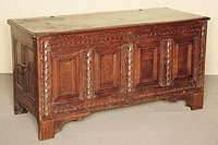 Flachdeckeltruhe, deutsch/Umgebung Minden, um 1810, Eiche massiv, Füllungen rundum mit schuppenartigem Schnitzwerk, kassettiert, seitlich mit ...