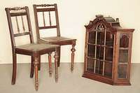 Hängevitrine, Holland, um 1780, Eiche massiv, sogenannte Budelei, 1-türig, verglast und versprosst, Seiten abgeschrägt und ebenfalls verglast, ...