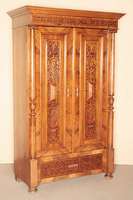 Gründerzeitschrank, deutsch, um 1870/75, Korpus Weichholz und Nußbaum massiv, Front auf Rahmen gearbeitet, Inlets punziert, mit Muschel- und ...