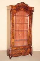 Vitrine, süddeutsch, um 1860/70, Korpus Weichholz/Hartholz, Mahagonifurnier, sogenanntes 2. Barock, abgerundete Ecken, geschwungene Füße, Ecken ...