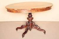 Ovaler Tisch, um 1870, Gründerzeit, Fuß Nußbaum massiv, Säule in Balusterform, vier Ausleger, diese doppelt geschweift, mit ...