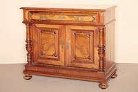 Vielzweckschrank, deutsch, um 1870/80, Korpus Buche/Eiche und Weichholz, auf Rahmen gearbeitet, Wurzelnußfurnier gespiegelt bzw. doppelt gespiegelt ...