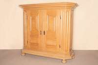 Frankfurter Schrank, um 1730, Front und Seiten Eiche massiv, Rückwand Weichholz, komplett auf Rahmen gearbeitet, abgeschrägte Ecken, Lisenen in der ...