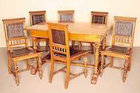 Gründerzeittisch mit sechs Stühlen, deutsch, um 1890, Korpus Nußbaum massiv, Nußbaumfurnier, Drechselarbeiten, Beine T-förmig verschränkt, ...