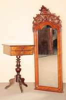 Kleiner Prunkspiegel, mitteldeutsch, um 1850/60, Mahagoni massiv, Mahagonifurnier, Schnitzereien aus dem Vollholz mit Rocaillen und ...