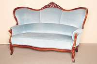 Sofa, süddeutsch, um 1850/55, Louis-Philippe-Stil, Rahmen Nußbaum massiv, vielfach gerieft und geschweift, Schnitzereien aus dem Vollholz, ...