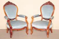 Zwei Sessel, süddeutsch, um 1850/55, Louis-Philippe-Stil, Rahmen Nußbaum massiv, vielfach gerieft und geschweift, Schnitzereien aus dem Vollholz, ...
