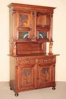 Aufsatzbuffet, deutsch, um 1900, Jugendstil, Korpus Weichholz, Nußbaum furniert, auf Kugelfüßen, Lisenen kanneliert, in Voluten auslaufend, Inlets ...