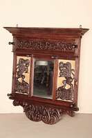 Hängegarderobe, um 1870, Eiche massiv, Lisenen gerillt, daneben aus dem Vollholz geschnitzte Löwen mit Prunkpokal, Zarge und Kopfteil mit ...