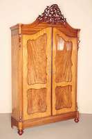 Schrank, Holland, um 1860, Louis-Philippe, Korpus Mahagoni massiv, Rückwand Nadelholz, auf Kugelfüßen, Lisenen abgeschrägt, auslaufend in ...