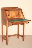 Sekretär, Holland, um 1900, Eiche massiv, Designermöbel, Amsterdamer Schule, auf eckigen Hochbeinen, verstrebt, Innenleben mit torförmigen ...