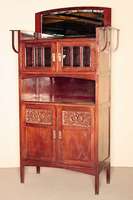 Prunkschrank, deutsch, um 1910, Jugendstil, Mahagoni massiv, z.T. furniert, auf eckigen Beinen, schuhförmig abgesetzt, Zarge leicht gebogen, gerader ...