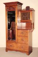 Schrank, England, um 1900, Jugendstil, Korpus Nußbaum und Weichholz massiv, Front mit ausgesuchtem Wurzelfurnier, 3-schübig, Spiegeltür mit ...