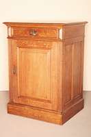 Halbschrank, deutsch, um 1870, Gründerzeit, Eiche massiv, Lisenen kanneliert, Türfüllung kassettiert, darüber eine Schublade, Front mit ...