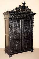 Schrank, Danziger Barockstil, um 1890/1900, Erle und Weichholz massiv, geschwärzt, auf Tatzenfüßen, Fuß leicht profiliert und geschuppt, Lisenen ...