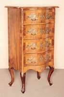 Kommode, Dresdner Barockstil, um 1890, Korpus Weichholz, Nußbaum furniert, z.T. Wurzelnuß, auf stark gebogenen Beinen, diese sekundär, Front ...