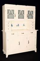 Küchenschrank, deutsch, um 1910/20, Weichholz massiv, auf leicht gebogenen Beinen, unten drei Türen und drei Schubladen, Mittelteil dekoriert mit ...