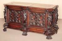 Hochzeitstruhe, Italien/Toskana, um 1870, Nußbaum massiv, z.T. furniert, nach dem Vorbild von 1680, auf Tatzenfüßen, schwere Fußleiste, 5-bzw. ...