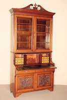 Aufsatzschrank mit Schreibfach, England, um 1900, Jugendstil, Mahagoni und Nadelholz massiv, Unterteil 2-türig mit geschnitzten Füllungen, darüber ...
