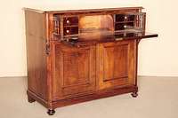 Halbschrank, deutsch, um 1860, mit Schreibfach, Korpus Weichholz, Nußbaum furniert, auf gedrückten Kugelfüßen, Ecken abgeschrägt, auslaufend in ...