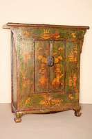 Brotschrank, Umgebung Tibet, Mitte 19. Jhd., Ulme massiv, auf stark gebogenen Beinen, gerader Korpus, Front grünlich gefaßt, mit Vasen- und ...