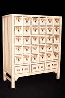 Apothekerschrank, China, um 1920/40, Korpus Ulme massiv, auf eckigen Beinen, verstrebt, Zarge ausgesägt, Front mit 33 Schubladen, alte Fassung ...