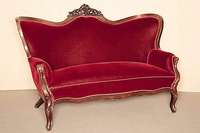 2-sitzer Sofa, süddeutsch, um 1840/50, Gestell z.T. Nußbaum massiv, Verzierung sekundär um 1880/90, roter Plüschbezug, Holz teilweise bearbeitet, ...